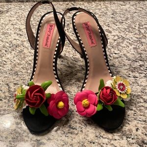 Betsy Johnson Brena Floral heels Size 7.5